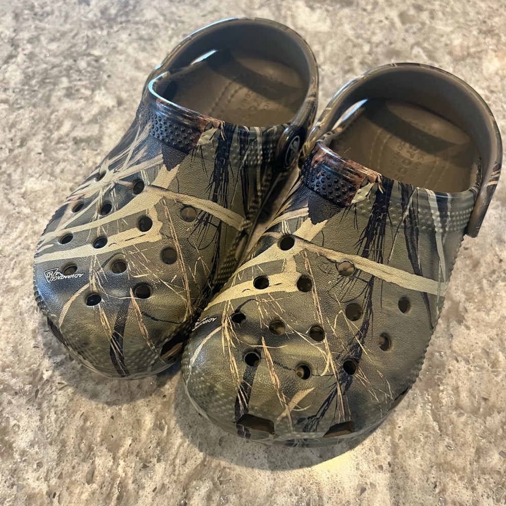 NWOT Kids Camouflage Crocs